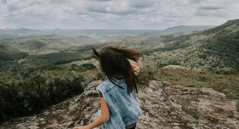 Pessoa em viagem na capa de post sobre o ITA Travel seguros.