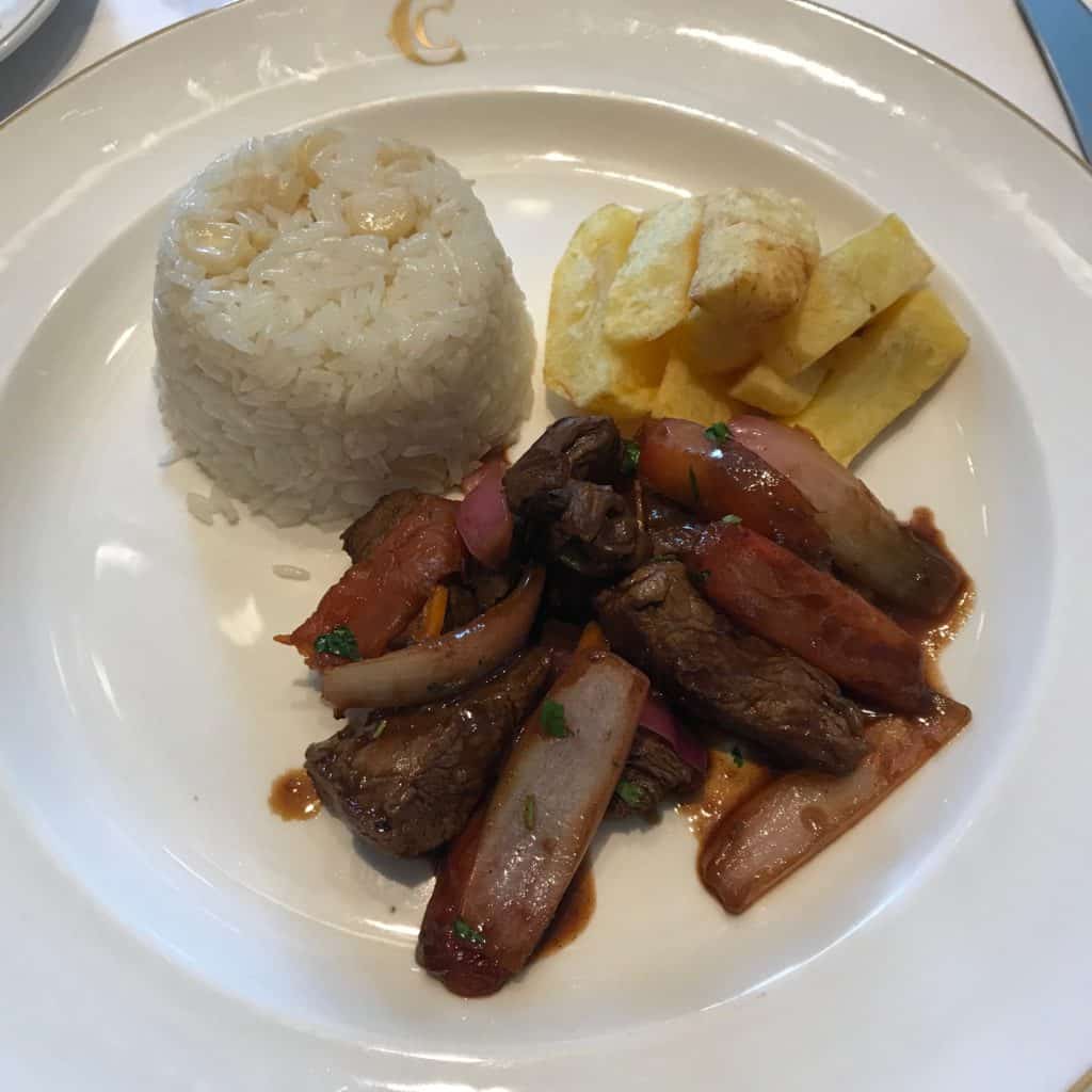 Foto de prato com arroz, batatas e carne, conhecido como lomo saltado, ótima opção de o que comer em Lima.