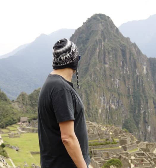 Flávio Antunes de costas em foto olhando para a cidadela de Machu Picchu