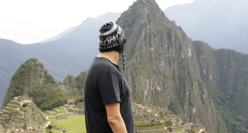 Flávio Antunes de costas em foto olhando para a cidadela de Machu Picchu