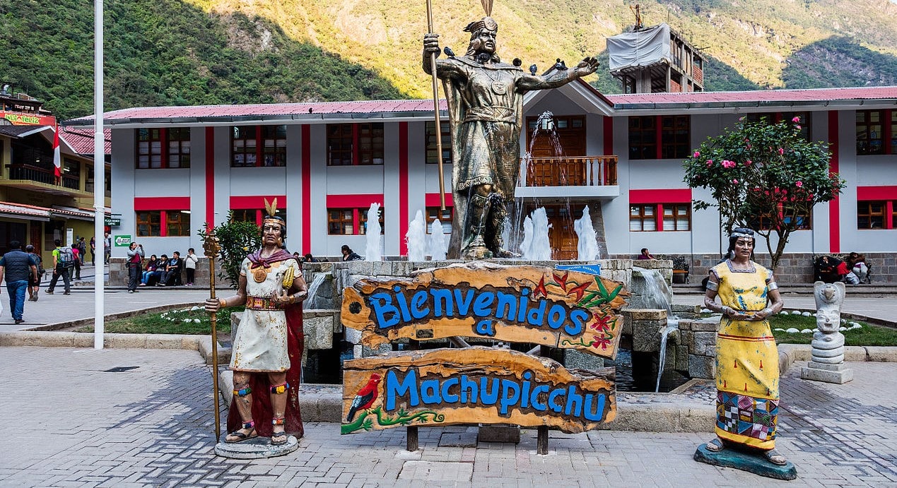 Placa de boas-vindas com duas estátuas em Aguas Calientes, ou Machu Picchu Pueblo