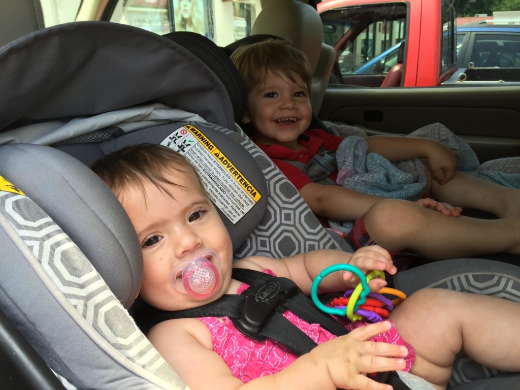 Crianças na cadeirinha de carro