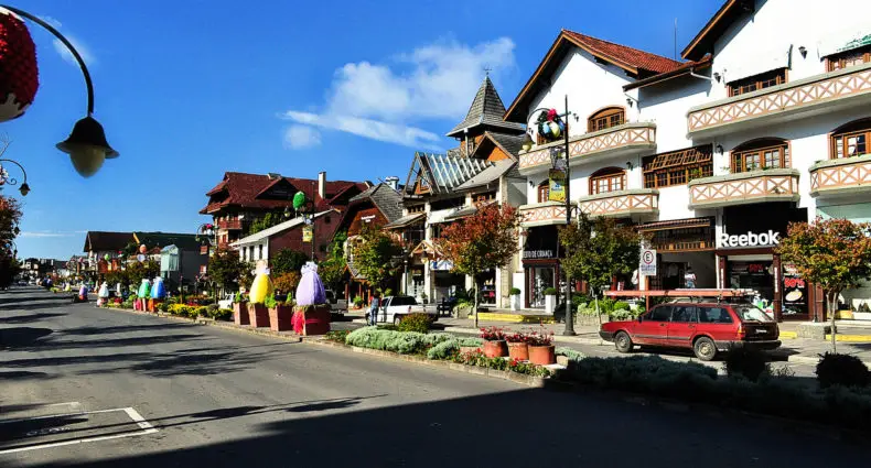 Imagem de casinhas estilo enxaimel em Gramado - post Aluguel de carro em Gramado