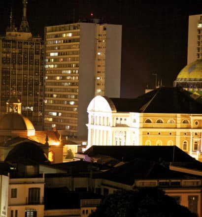 Foto da capital do estado do Amazonas à noite, opção para aluguel de carros Manaus