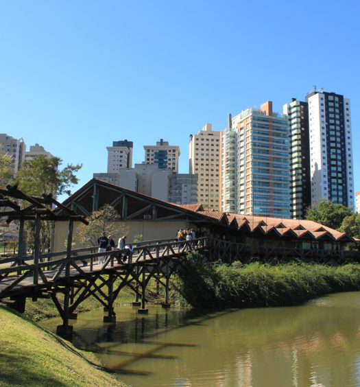 Vista da cidade em post de aluguel de carros em Curitiba