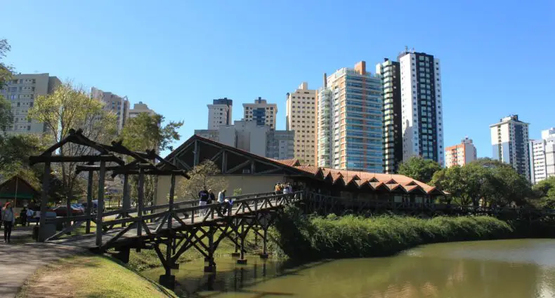 Vista da cidade em post de aluguel de carros em Curitiba