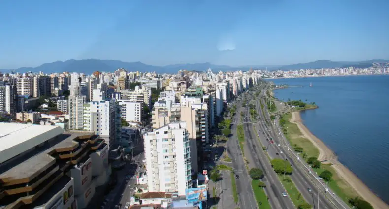 Orla na Avenina Beira Mar, onde uma boa dica é alugar um carro em Florianópolis para se locomover na cidade
