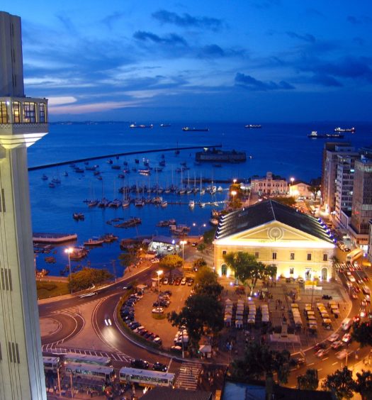 Foto da orla da capital baiana, com o Mercado Modelo, no post sobre aluguel de carros em Salvador