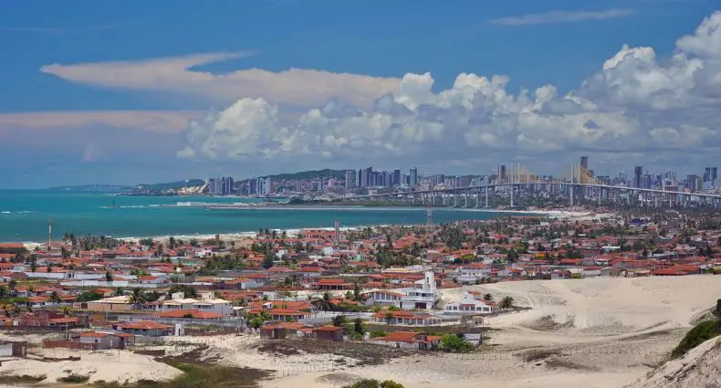 Foto da cidade de Natal no Rio Grande do Norte, com mar ao fundo - post sobre aluguel de carros em Natal