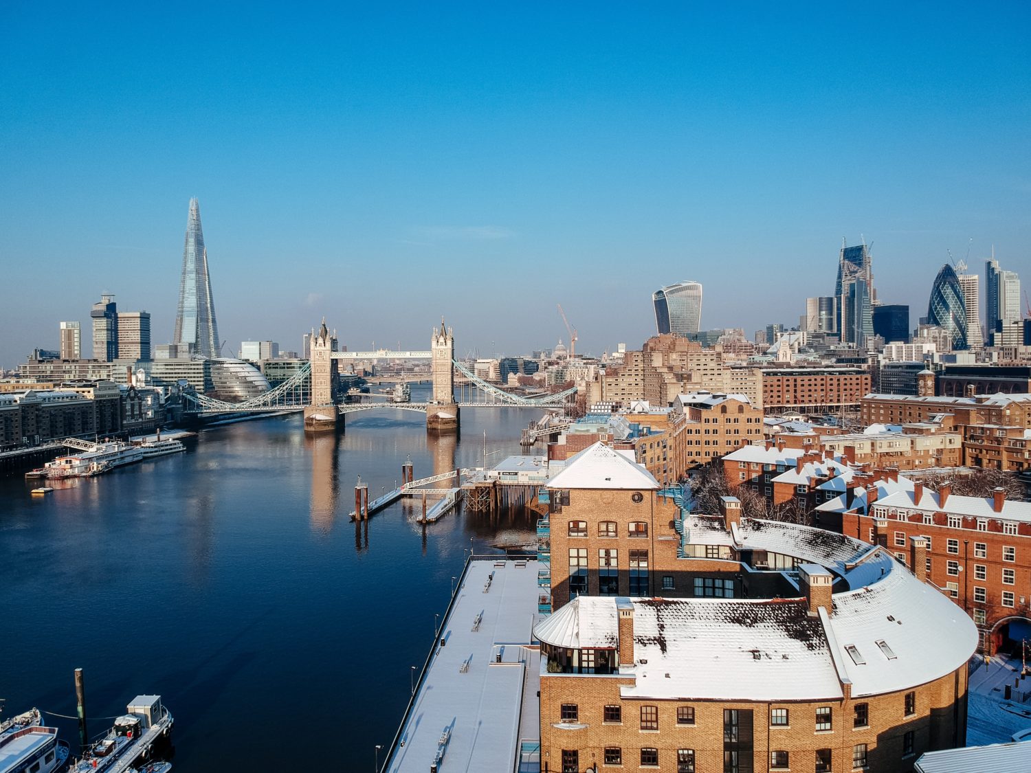 Vista de pontos turísticos Inglaterra localizados em Londres, como a Ponte da Torre sobre o rio Tâmisa