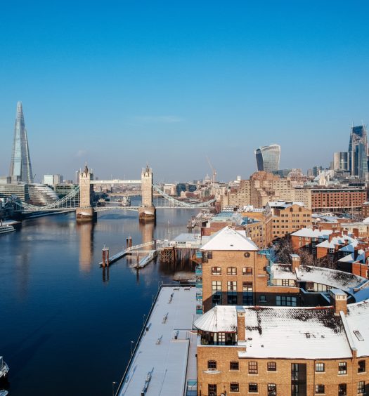 Vista de pontos turísticos Inglaterra localizados em Londres, como a Ponte da Torre sobre o rio Tâmisa