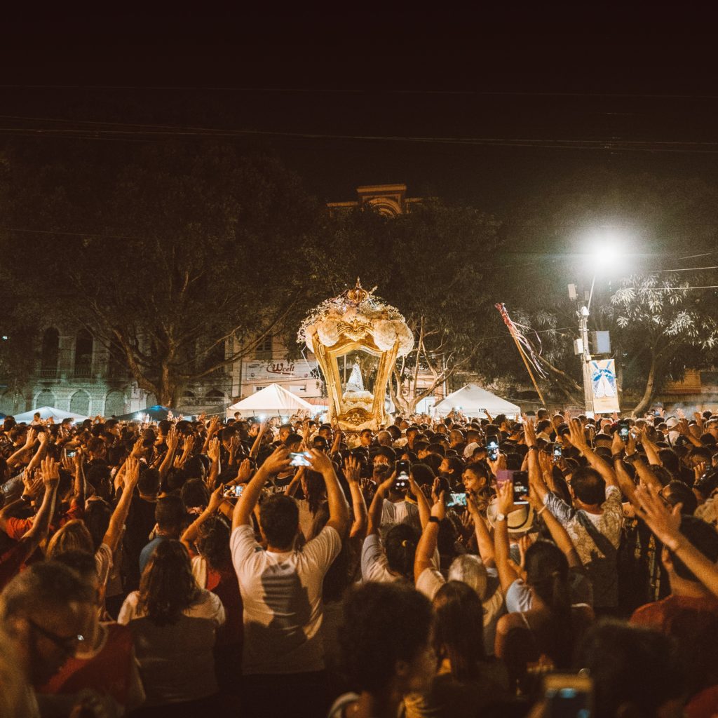 Foto de multidão ao redor da berlinda que carrega a imagem peregrina de Nossa Senhora de Nazaré