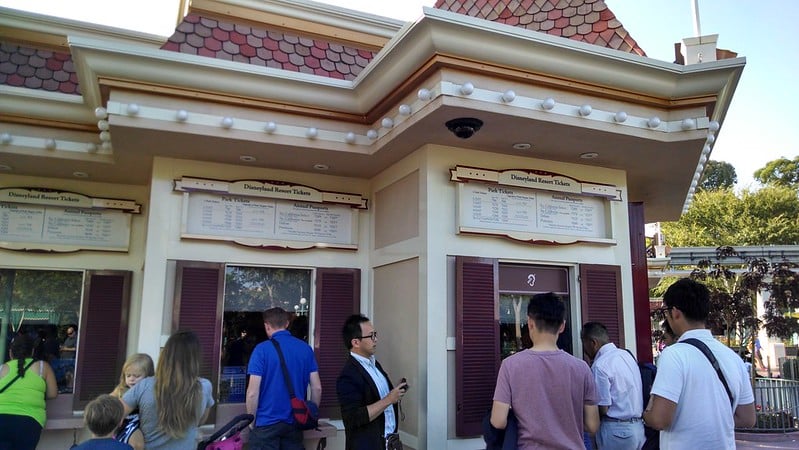 Foto de pessoas em frente às bilheterias do Disneyland Park na Califórnia