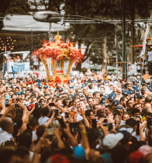 Imagem de multidão de pessoas durante romaria no Círio de Nazaré 2019