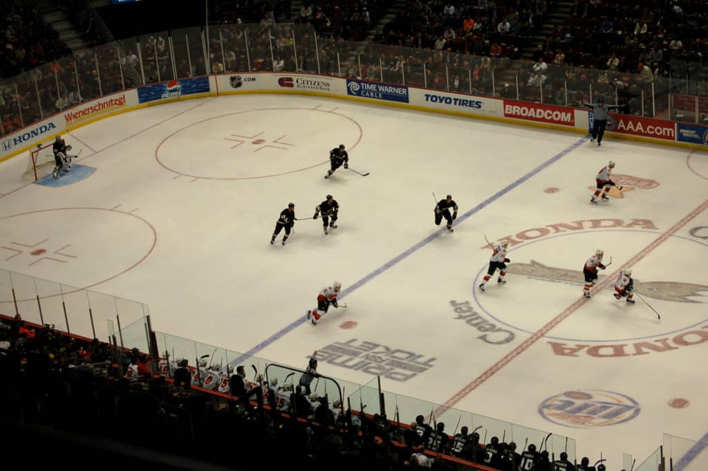 Vista de parte interna do Honda Center durante jogo de hóquei do Anaheim Ducks