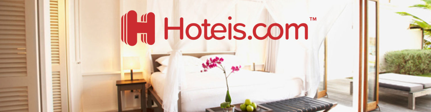 Logo Hoteis.com à frente de foto de quarto de hotel, em imagem de divulgação da própria empresa