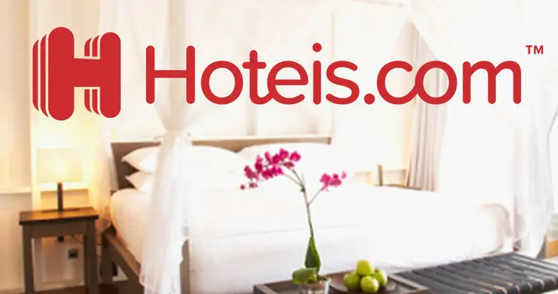 Logo Hoteis.com à frente de foto de quarto de hotel, em imagem de divulgação da própria empresa