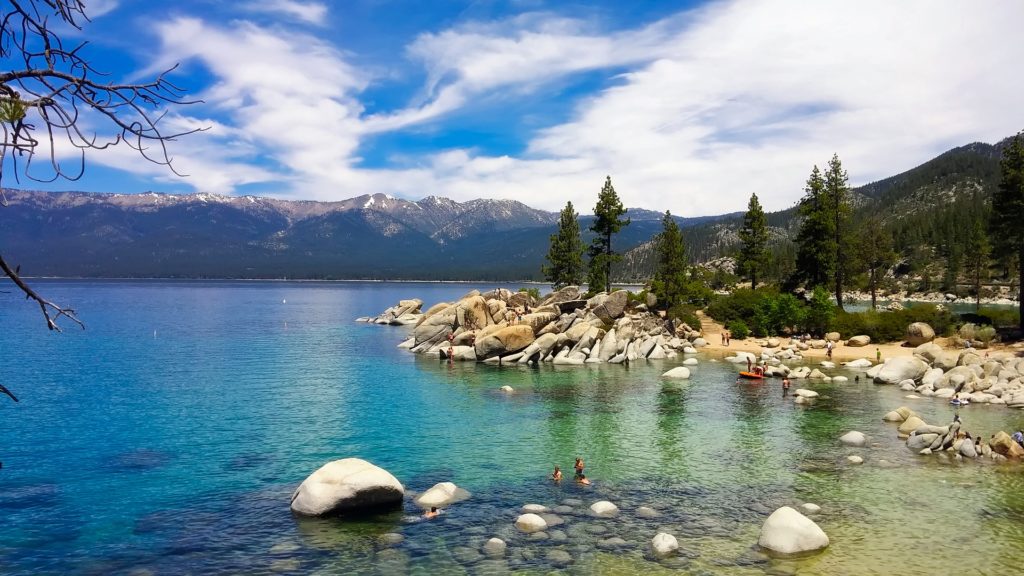 Foto de parte do Lake Tahoe com paisagem deslumbrante