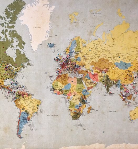 Mapa mundi com pins em diversos destinos ao redor do mundo, para ilustrar post sobre seguro viagem Multi Trip
