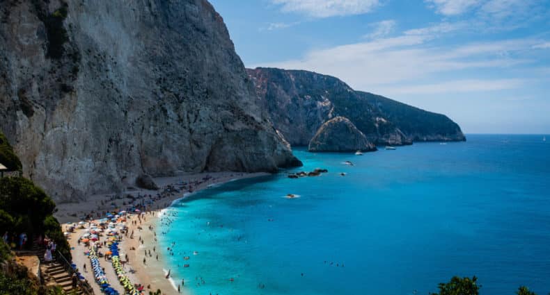 Praia de Port Katsiki, com mar azul anil e falésia ao lado, em Lefkada, na Grécia
