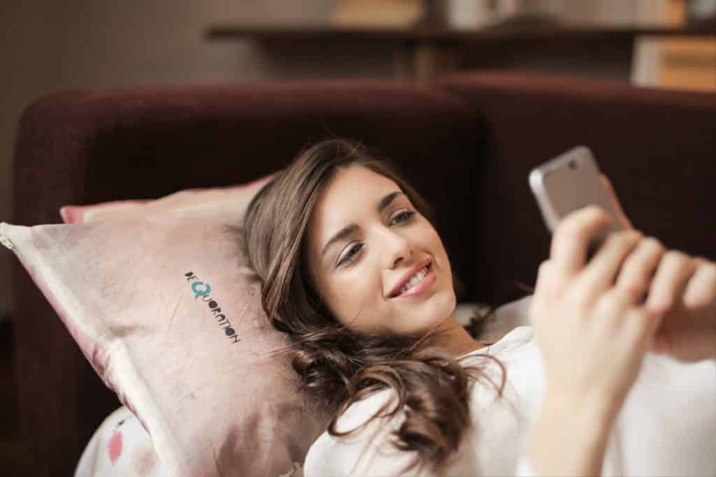 mulher deitada no sofá demonstrando as 5 vantagens para ter internet ilimitada