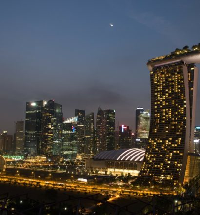 Fachada iluminada do hotel Marina Bay Sands.