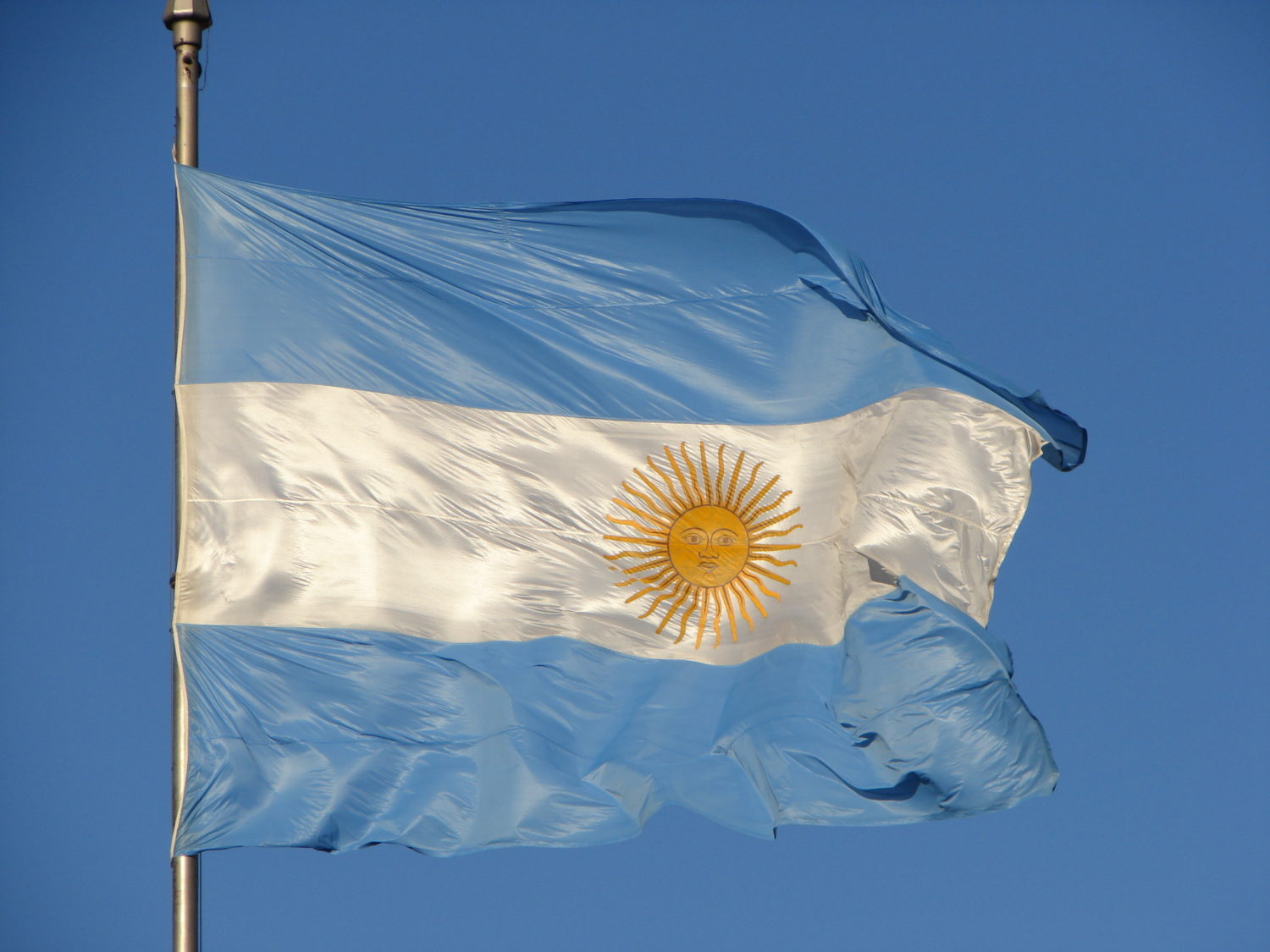 bandeira argentina no céu azul ensolarado