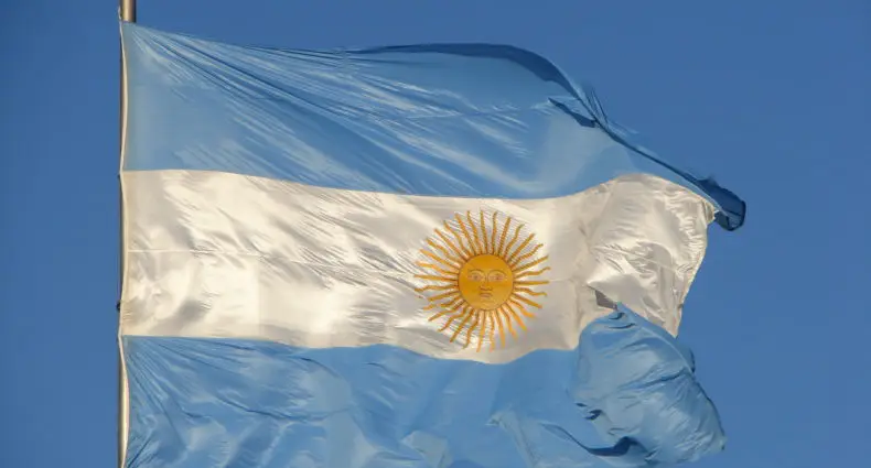 bandeira argentina no céu azul ensolarado