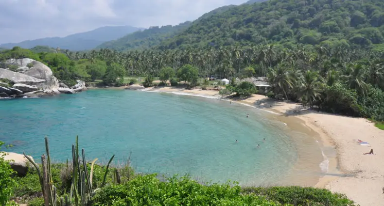 Vista de praia impressionante, com mar caribenho da Colômbia, no Cabo San Juan de la Guia, no Parque Nacional Natural de Tayrona, em Santa Marta
