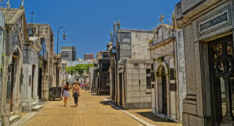 caminhando pelas ruas do cemiterio recoleta em buenos aires, na argentina