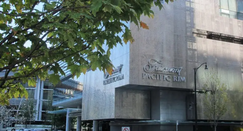 Fachada do hotel Fairmont Pacific Rim, em Vancouver, Canadá