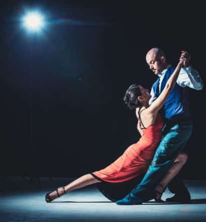 homem e mulher argentinos dançando em um show de tango