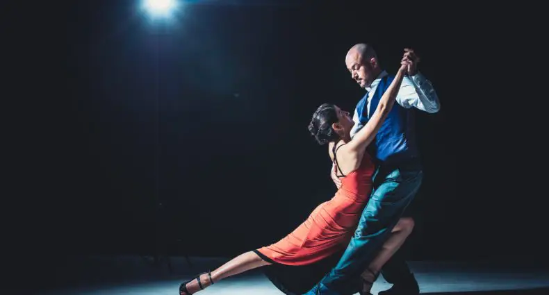 homem e mulher argentinos dançando em um show de tango