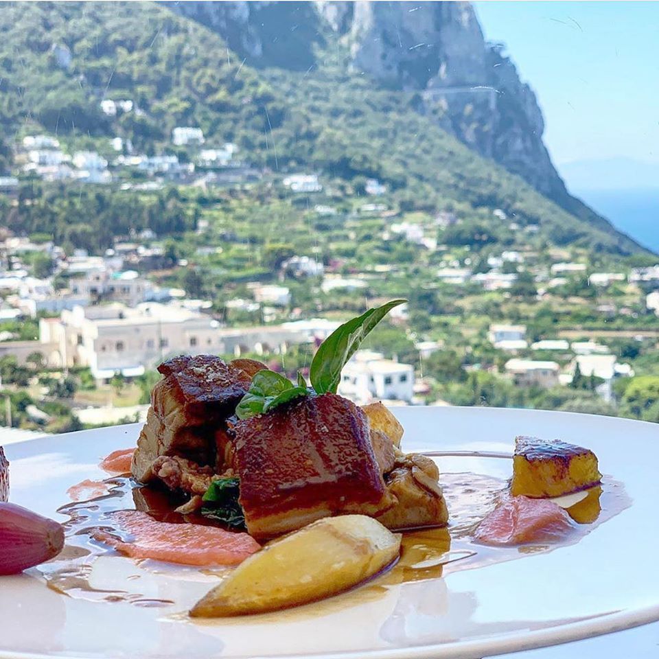 Prato do restaurante Mammá com vista incrível para a costa da Ilha de Capri