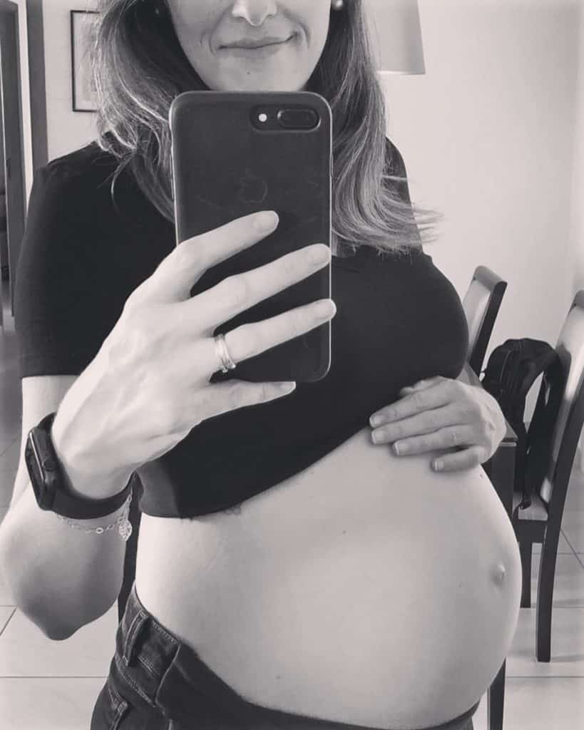 Juliana grávida da Manu, ilustrando o post sobre seguro viagem para gestante ❤︎
