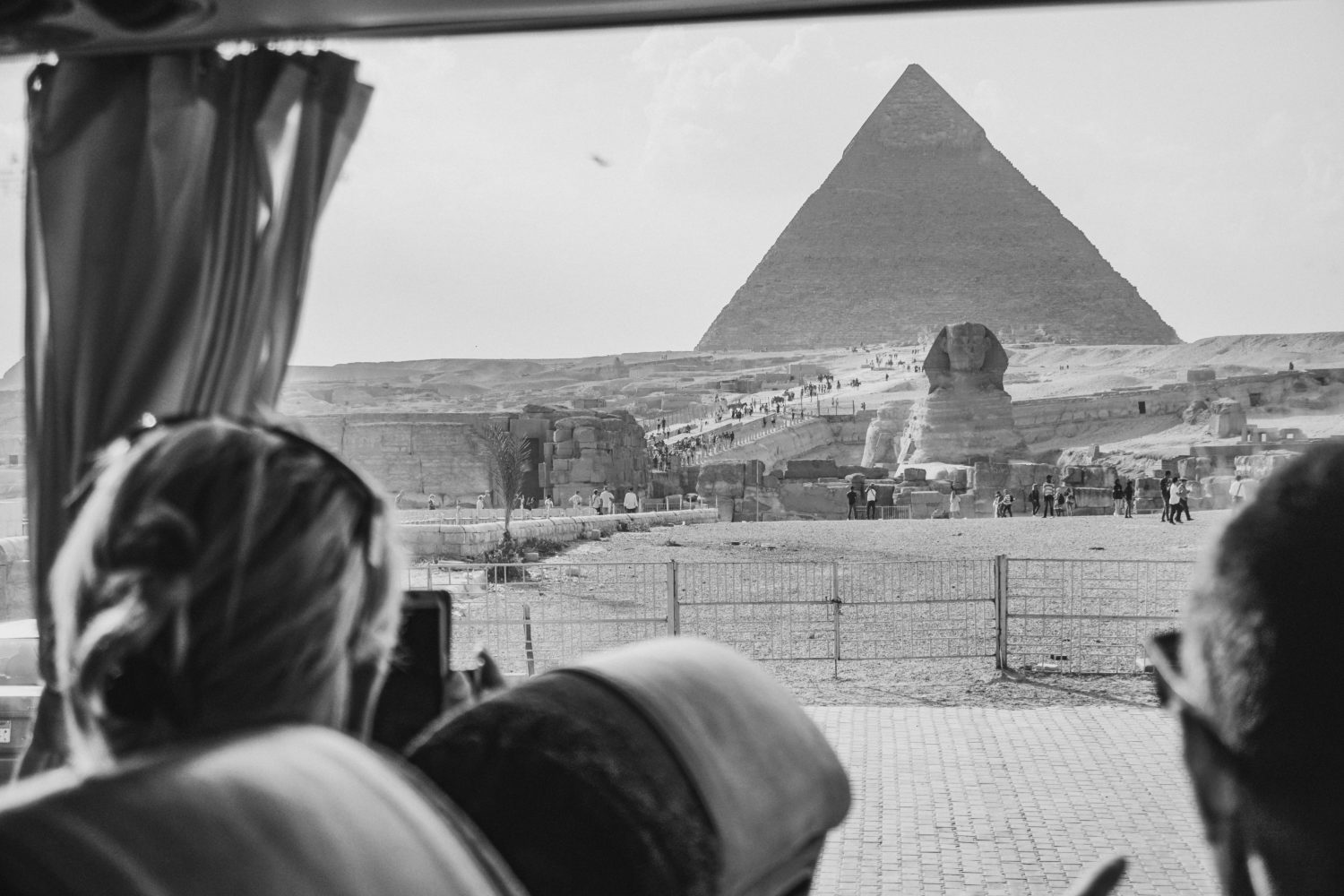 pessoas avistando a pirâmide do cairo, no egito