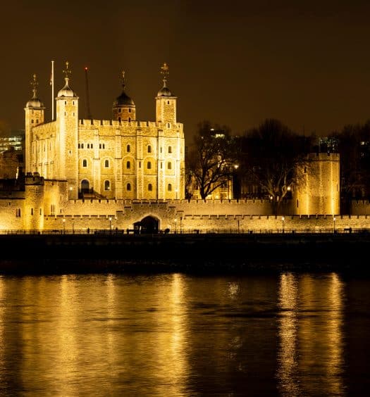 Torre de Londres iluminada à noite