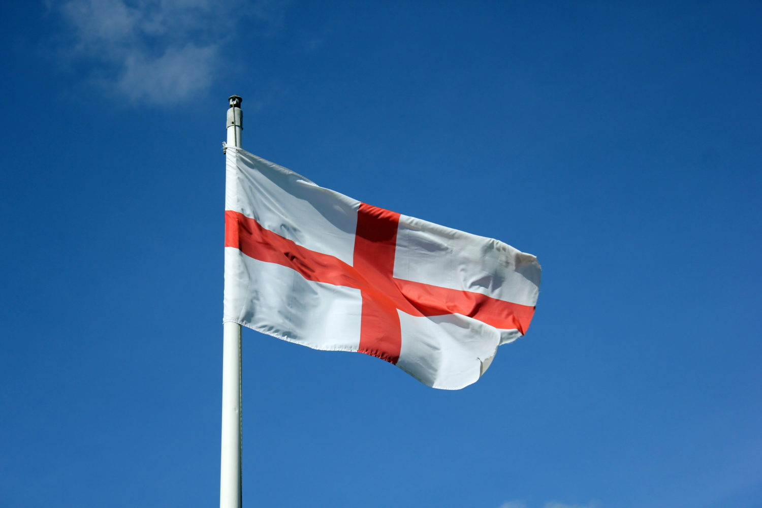 Foto da bandeira da Inglaterra balançando ao vendo