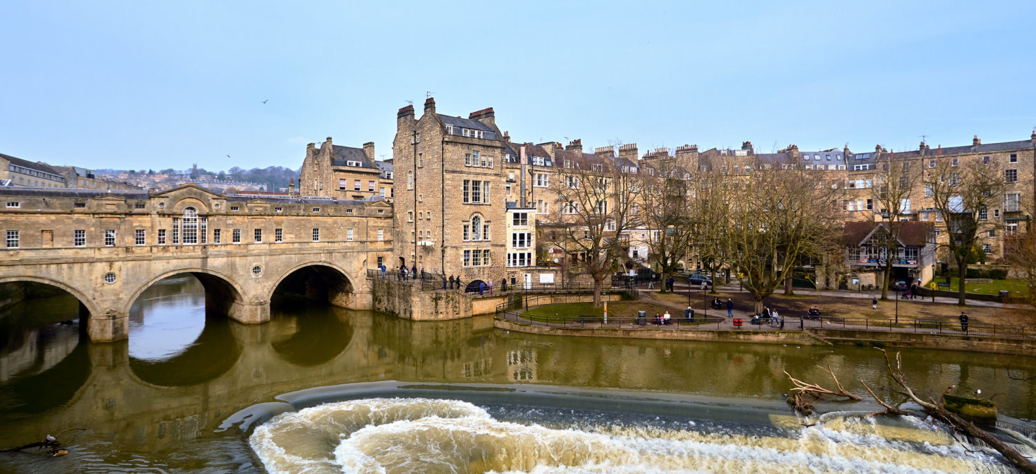 Cidade de Bath, na Inglaterra, com prédios de arquitetura georgiana e ponte