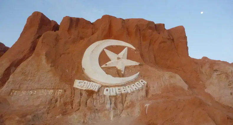 Símbolo de Canoa Quebrada esculpido em falésia na praia