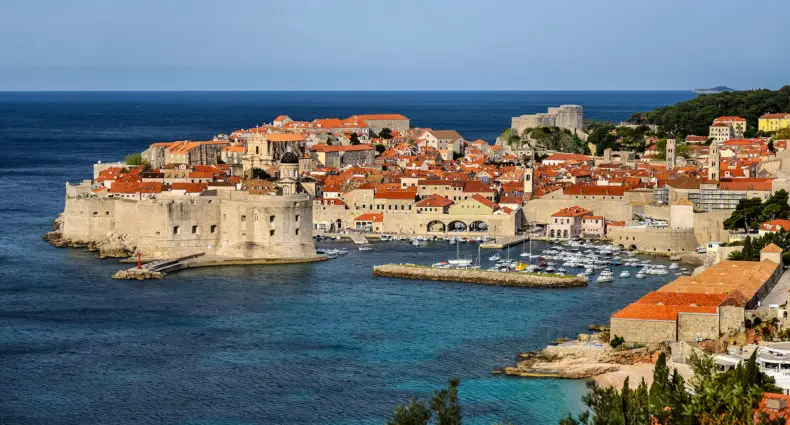 Dubrovink e o mar que banha a cidade