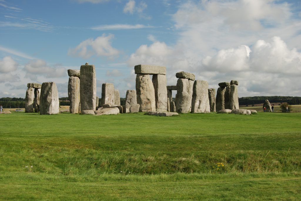 Foto das pedras enormes que formam o Stonehenge, um dos principais monumentos da Inglaterra