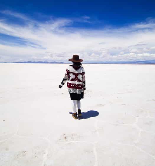 mulher andando no salar de uyuni na bolívia