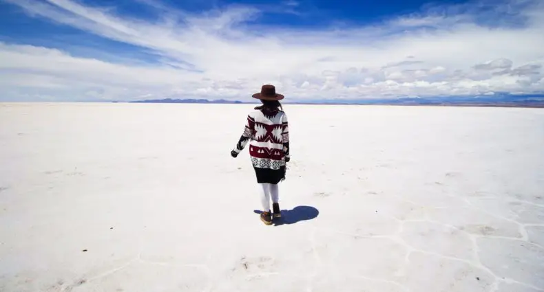 Uma mulher andando no Salar de Uyuni na Bolívia.