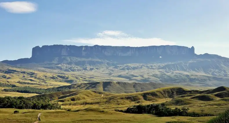 Monte Roraima ao longe