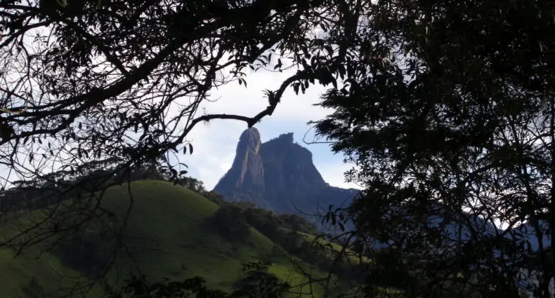 Pedra Selada em Visconde de Mauá ao fundo durante o dia e em primeiro plano várias árvores. Imagem ilustrando post O que fazer em Visconde de Mauá.