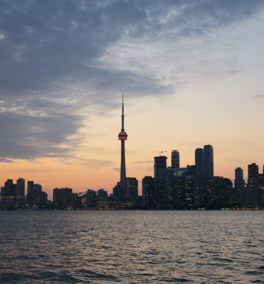 Arranha-céus em Toronto e CN Tower em destaque na cidade