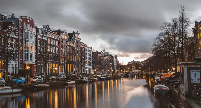canal em Amsterdam na Holanda