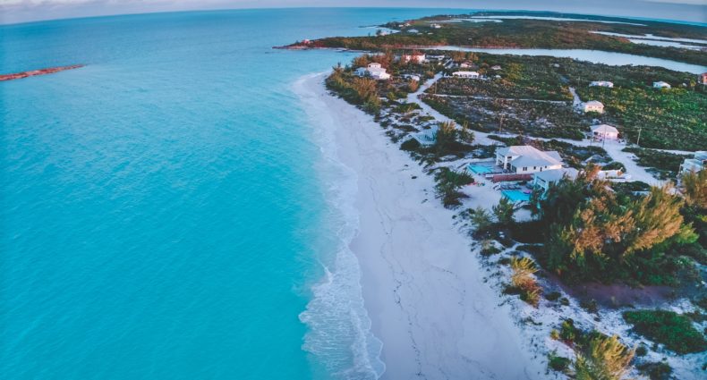 Praia Trópico de Câncer em Exuma, Bahamas