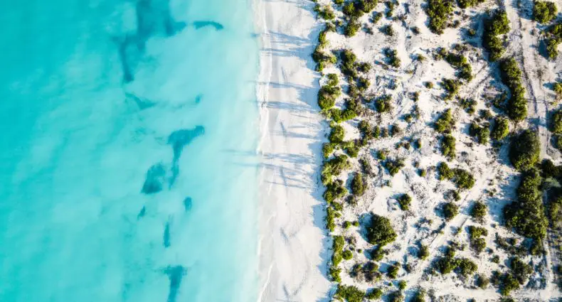 vista aerea da ilha turks e caicos no caribe